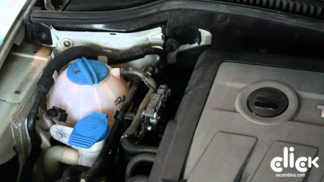 Aprende dónde echar el líquido refrigerante en tu coche en solo 5 pasos