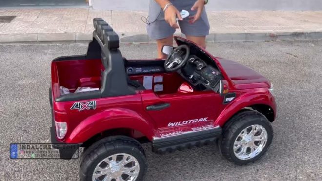 Juguete imprescindible: coche con batería y mando a distancia para niños