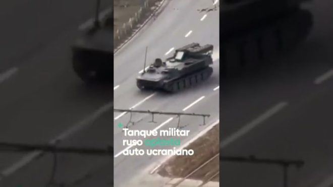 Viral: Tanque aplasta coche en impresionante video&#8230; ¿o es un fake?