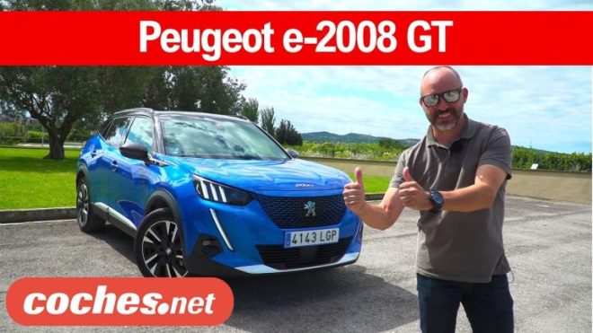 Conduce la elegancia eléctrica del Peugeot 2008 Azul Eléctrico