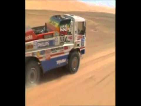 Camión del Dakar adelanta y sorprende a coche en plena carrera
