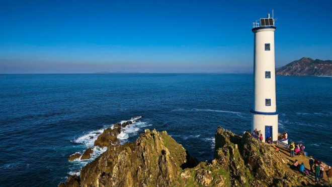 ¿Sabes cuántos km de costa tiene Galicia? Descubre sus impresionantes paisajes marítimos.