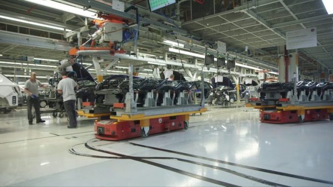 SEAT fabrica en España: Impulsa la economía nacional.